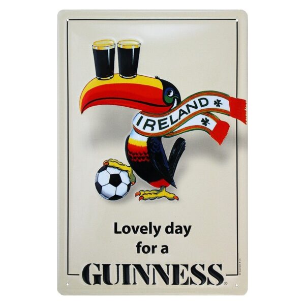 Plaque métal publicitaire 20x30cm bombée en relief : GUINNESS IRELAND FOOT.