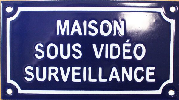 Plaque de rue émaillée de 10x18cm en relief, plate, faite au pochoir : MAISON SOUS VIDÉO SURVEILLANCE – Image 2
