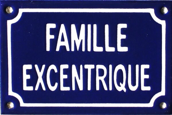 Plaque de rue émaillée humoristique : FAMILLE EXCENTRIQUE – Image 2