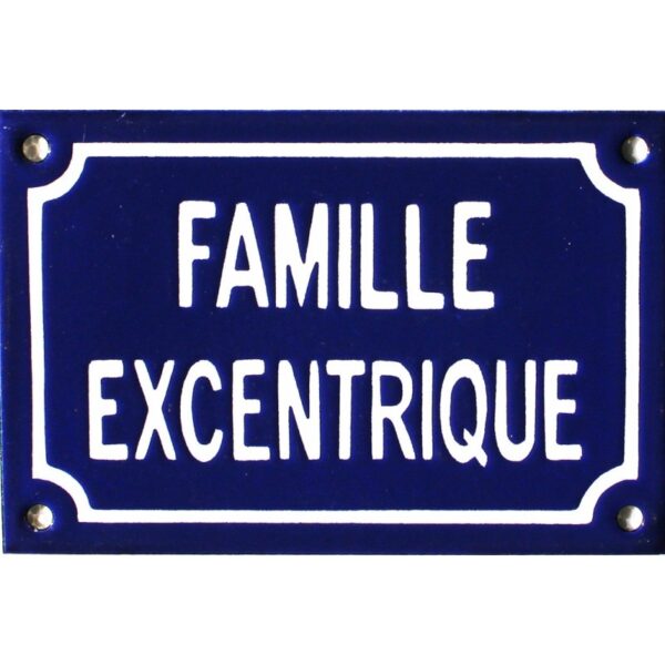 Plaque de rue émaillée humoristique : FAMILLE EXCENTRIQUE