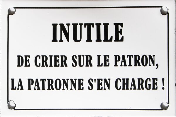 Plaque émaillée humoristique : INUTILE DE CRIER... – Image 2