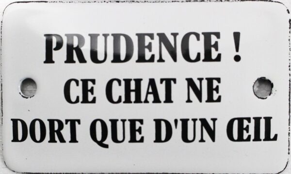 Plaque humoristique émaillée 6x10cm : PRUDENCE CE CHAT NE DORT QUE D'UN OEIL. – Image 2