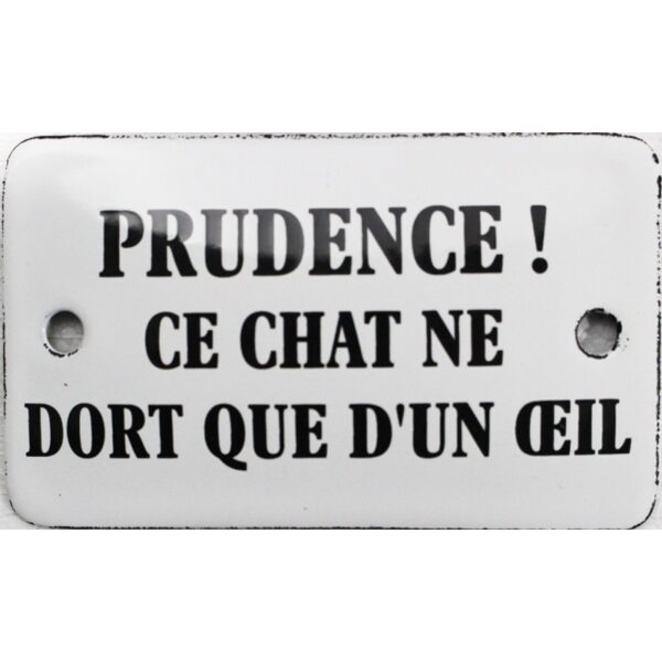 Plaque humoristique émaillée 6x10cm : PRUDENCE CE CHAT NE DORT QUE D'UN OEIL.