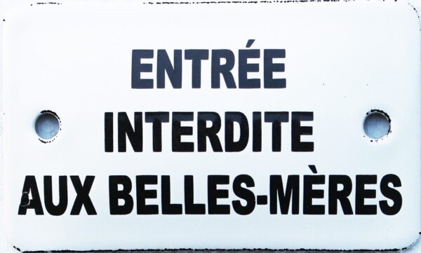 Plaque émaillée humoristique : ENTREE INTERDITE AUX BELLES-MÈRES. – Image 2
