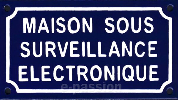 Plaque de rue émaillée de 10x18cm plate, faite au pochoir : MAISON SOUS SURVEILLANCE – Image 2