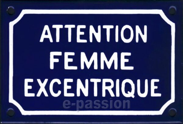 Plaque de rue émaillée humoristique : ATTENTION FEMME EXCENTRIQUE – Image 2