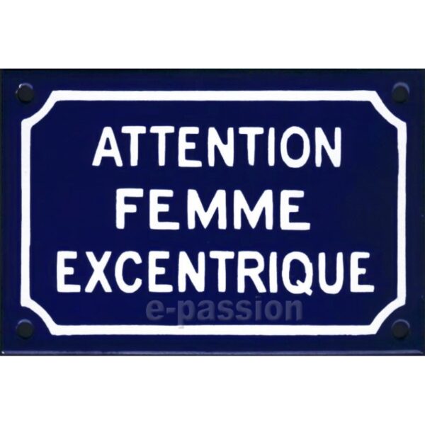 Plaque de rue émaillée humoristique : ATTENTION FEMME EXCENTRIQUE