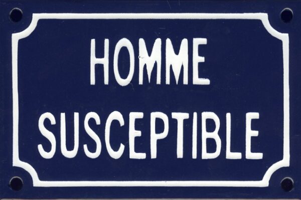 Plaque de rue émaillée humoristique : HOMME SUSCEPTIBLE. – Image 2