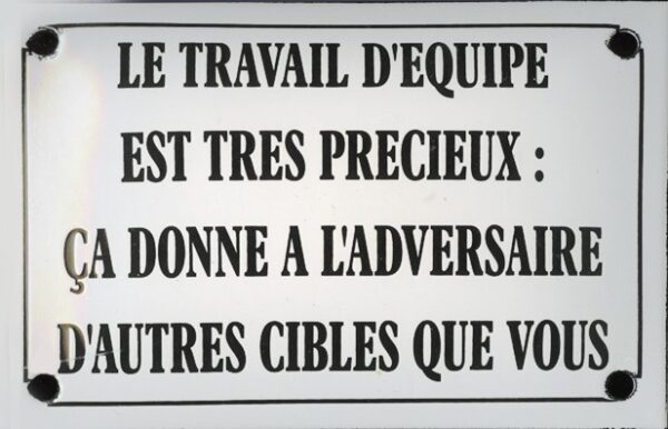 Plaque émaillée humoristique : LE TRAVAIL D'ÉQUIPE... – Image 2