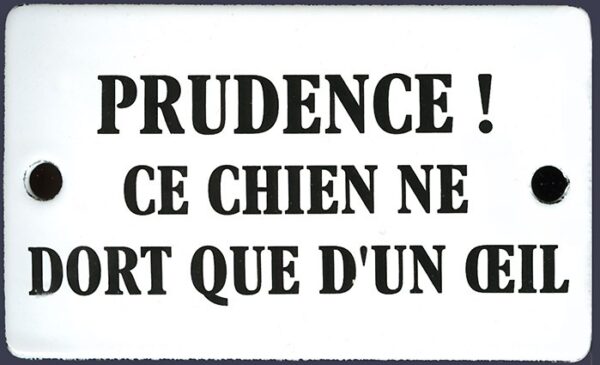 Plaque humoristique émaillée bombée 6x10 cm PRUDENCE CE CHIEN NE DORT QUE D'UN OEIL – Image 2