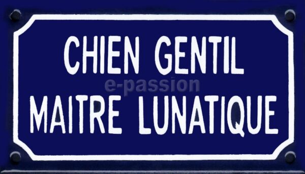 Plaque de rue émaillée 10 x 18cm, faite au pochoir : CHIEN GENTIL MAITRE LUNATIQUE. – Image 2