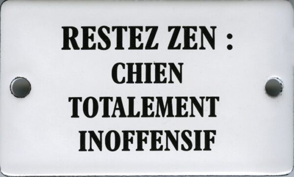 Plaque humoristique émaillée bombée 6x10 cm : RESTEZ ZEN Chien totalement inofensif – Image 2