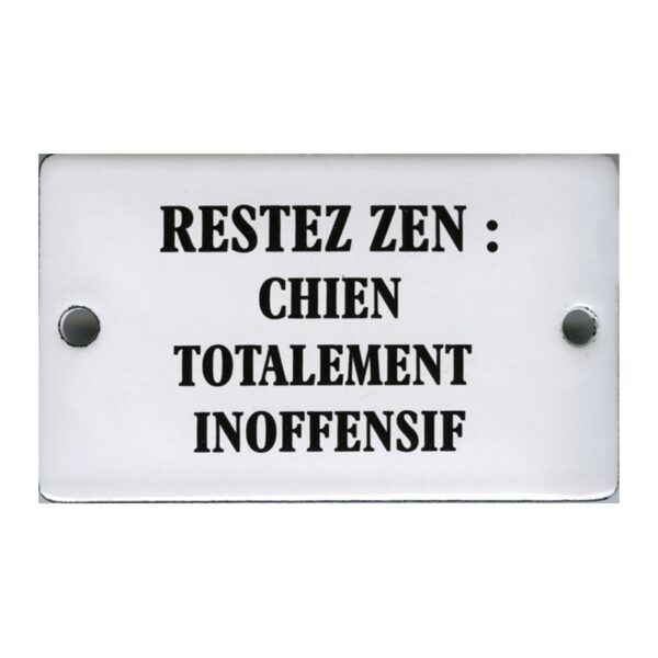 Plaque humoristique émaillée bombée 6x10 cm : RESTEZ ZEN Chien totalement inofensif