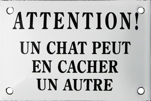 Plaque humoristique émaillée 10x15cm : ATTENTION UN CHAT PEUT EN CACHER UN AUTRE. – Image 2