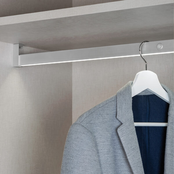 Emuca barre de penderie pour armoire Castor avec lumière LED, batterie amovible et détecteur de mouvement, 1.158, Anodisé mat – Image 2