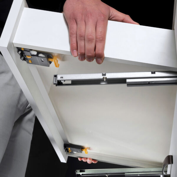 Emuca Jeu de coulisses invisibles pour tiroir Silver, à sortie totale, avec fermeture amortie et loqueteau, profondeur 490mm, Acier, zingué – Image 4