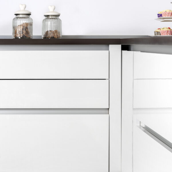 Emuca Kit de 2 profils centraux Gola pour meubles de cuisine, longueur 2,35m, avec accessoires, Aluminium, Anodisé mat – Image 3