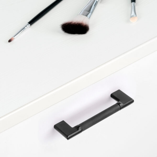 Emuca Lot de 5 poignées pour meubles Sofia, L157mm, entraxe 128mm, Aluminium , Peint en noir – Image 2
