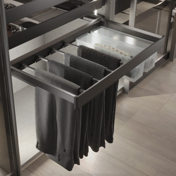 Emuca Kit de porte-pantalon à 7tringles et rack ajustable Quartz pour armoires, glissières extension totale et à fermeture douce, Module 70cm, Finition Titane – Image 2