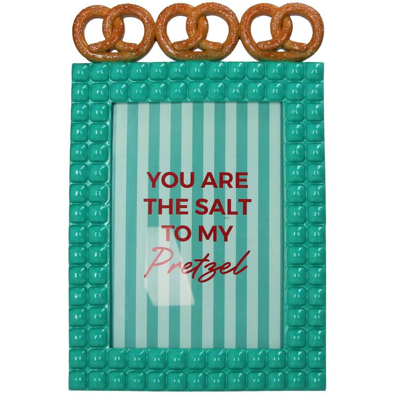 Fotolijst Pretzel Polyresin Turquoise 13x18cm en pot. Plante verte type Fotolijst Pretzel Polyresin Turquoise 13x18cm, livrée en pot, idéale pour intérieur lumineux.