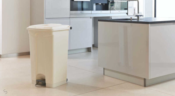 Container 90l blanc couvercle blanc haccp - LE VRAI PROFESSIONNEL - Équipements des locaux – Image 2