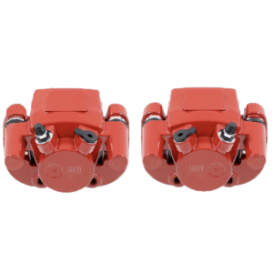 KIT ETRIERS DE FREIN AVANT DROIT ET GAUCHE QUAND FAUT-IL REMPLACER VOS ÉTRIERS DE FREIN AVANT ET ARRIÈRE ? L’étrier de frein fait partie du système de freinage de votre voiture sans permis. Il est une partie indispensable pour le bon fonctionnement du système de freinage. Ils sont à changer s’il y a une usure des disques et plaquettes de frein, un blocage des roues ou bien des fuites au niveau de l’étrier. Il exerce un mouvement sur les plaquettes de frein au niveau des deux côtes du disque de frein. Ainsi ceci implique le freinage instantané de votre voiturette.