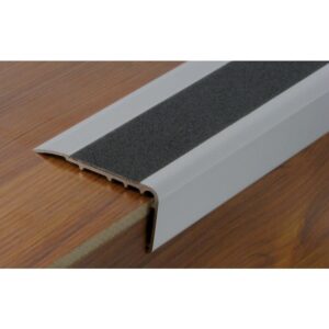 Nez de marche en aluminium anodisé perçé avec bande carbo anthricite 67 x 32 x 3000 mm - DINAC - 288100